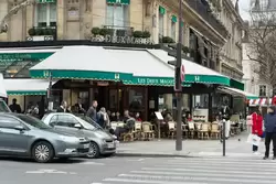 Культовое кафе Les Deux Magots – когда-то здесь работали Жан-Поль Сартр и Симона де Бовуар