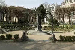 Сквер Вивиани (square Viviani) в Париже