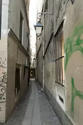 Самая узкая в Париже улица Ша-ки-Пеш (rue du Chat-qui-Pêche)