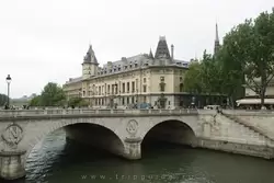 Мост Сен-Мишель и Дворец Правосудия в Париже