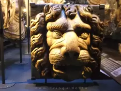 Носовая фигура, изображающая голову льва