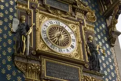 Часы на дворце Консьержери украшены скульптурами, изображающими Закон и Правосудие