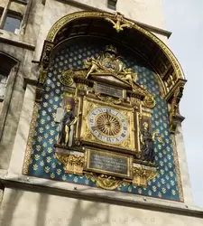 Первые часы в Париже (более 600 лет) на дворце Консьержери