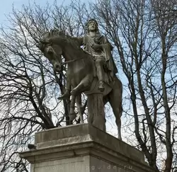 Памятник Людовику XIII на площади Вож