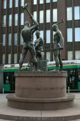 Достопримечательности Хельсинки: скульптура «Три кузнеца»