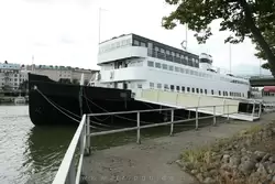 Корабль-ресторан на набережной в Хельсинки