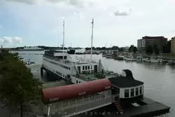 Корабль-ресторан на набережной в Хельсинки