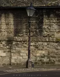 Фотогеничная стена и фонарь в готическом стиле