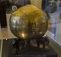 Земной шар из латуни, 16 век, показывает представление о земле в космологии Хинду / Музей истории и науки в Оксфорде / Indian Bhugola