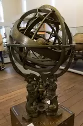 Армиллярная сфера, предположительно Италия, 1580 г., — инструмент использовался для определения координат небесных светил, но одновременно был и предметом интерьера / Музей истории и науки в Оксфорде