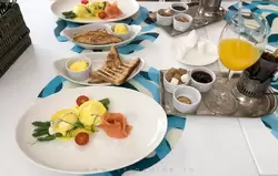 Итальянский завтрак с соусом оландез и солёным лососем в кафе «Фламинго»