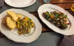 Паштет из печени цыплят и рулетики из баклажанов в ресторане «Мамино» в Сочи