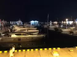 Вид на частные яхты из ресторана «Чайка» в здании Морского вокзала Сочи