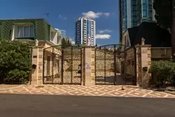 Ворота в частные владения в «Золотом треугольнике» в Сочи