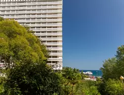 Громада гостиницы «Жемчужина» и синие море и небо