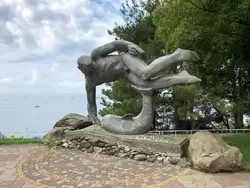 Скульптура «Дельфин и пловец» в Сочи