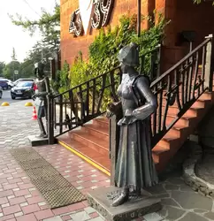Скульптуры у ресторана «Старый базар» в Сочи