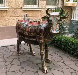Скульптура коровы на улице Конституции в Сочи