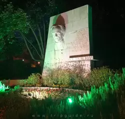 Памятник Н.А. Островскому на Курортном проспекте в Сочи