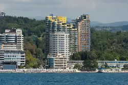 Отель «Дельфин» (у моря), ЖК «Кристалл» и ЖК «Новая Александрия» (на заднем плане)