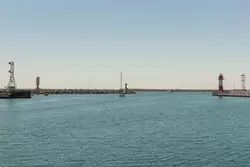 Морской вокзал Сочи, выход в море огорожен волноломами