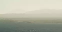 Аэропорт Ниццы в дымке, вид с Замковой горы
