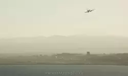 Посадка самолета в аэропорту Ниццы, вид с Замковой горы
