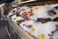 Дары моря в ресторанах на рынке