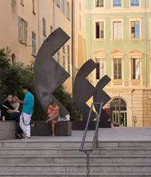 Странные скульпутры во дворе дворца Руска