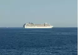 Круизый лайнер компании MSC у Ниццы