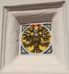 Изразец на фасаде с изображением птицы — символа души
