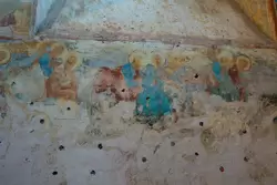 Фрески на стенах Свято-Троицкого собора сохранились частично