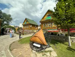 Гигантский эчпочмак (треугольник) в комплексе «Моя деревня» в Казани