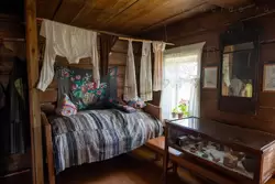Кровать в доме крестьянина