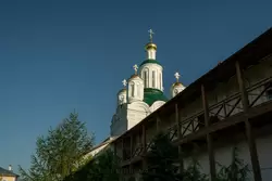 Купола надвратной церкви Макарьевского монастыря