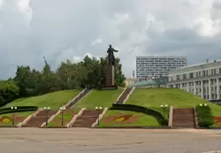 Лестница и памятник Муллануру Вахитову в Казани
