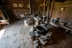 Очаг в лачуге с крюками для поднятия котла, Этнографический музей Козьмодемьянска