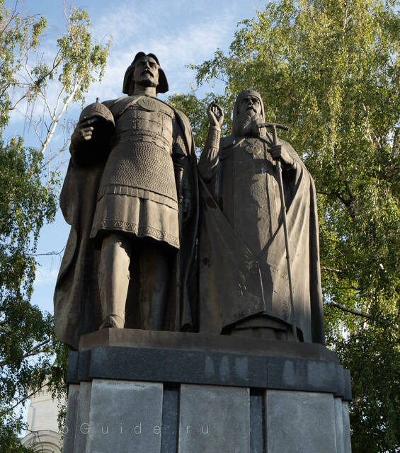 Памятник в честь основателя Нижнего Новгорода князя Юрия Всеволодовича и его наставника, святителя Симона Суздальского