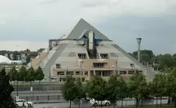 Пирамида в Казани на фото (развлекательный центр)