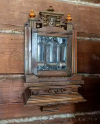 Подвесная коробка со стеклянной дверцей, внутри которой располагались часы