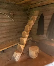Рубленая лестница чтобы подниматься на чердак
