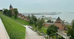 Вид на Стрелку из Нижегородского кремля в дождь