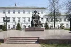Памятник Юрию Долгорукому в Костроме