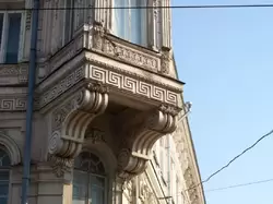 Архитектурные орнаменты на здании музыкального училища в Костроме