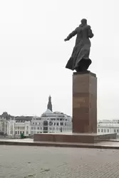 Памятник Муллануру Вахитову на площади Кольцо