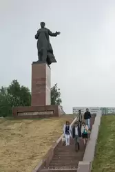 Памятник Муллануру Вахитову в Казани