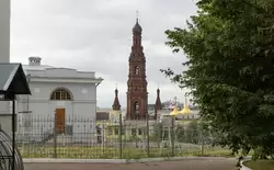 Вид на колокольню Богоявленского собора с территории университетского городка