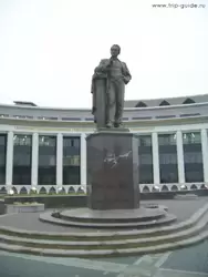 Памятник перед Татарским государственным гуманитарно-педагогическим университетом