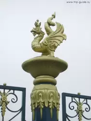 Змей на решётке парка — символ города