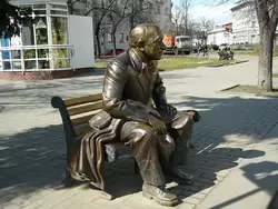 Памятник Евгению Евстигнееву у Драматического театра Нижнего Новгорода